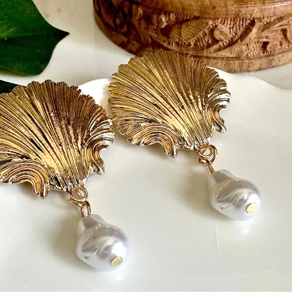 2/$30🌵 Gold Shell Earrings Faux Pearl Beach Seashell Ocean Coastal Vacation NEW